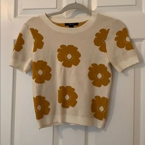 Daisy short sleeve sweater.